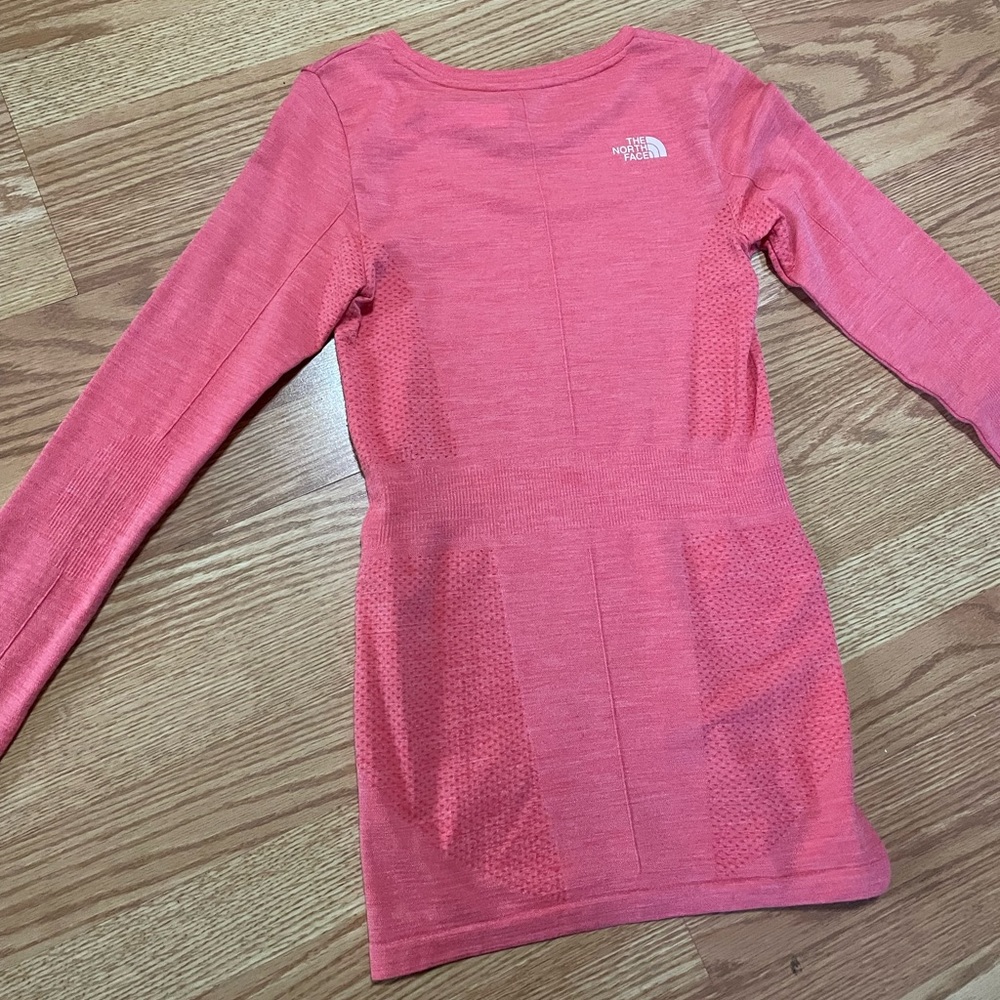 The North Face long sleeve top, worn once! Very slimming fit :)